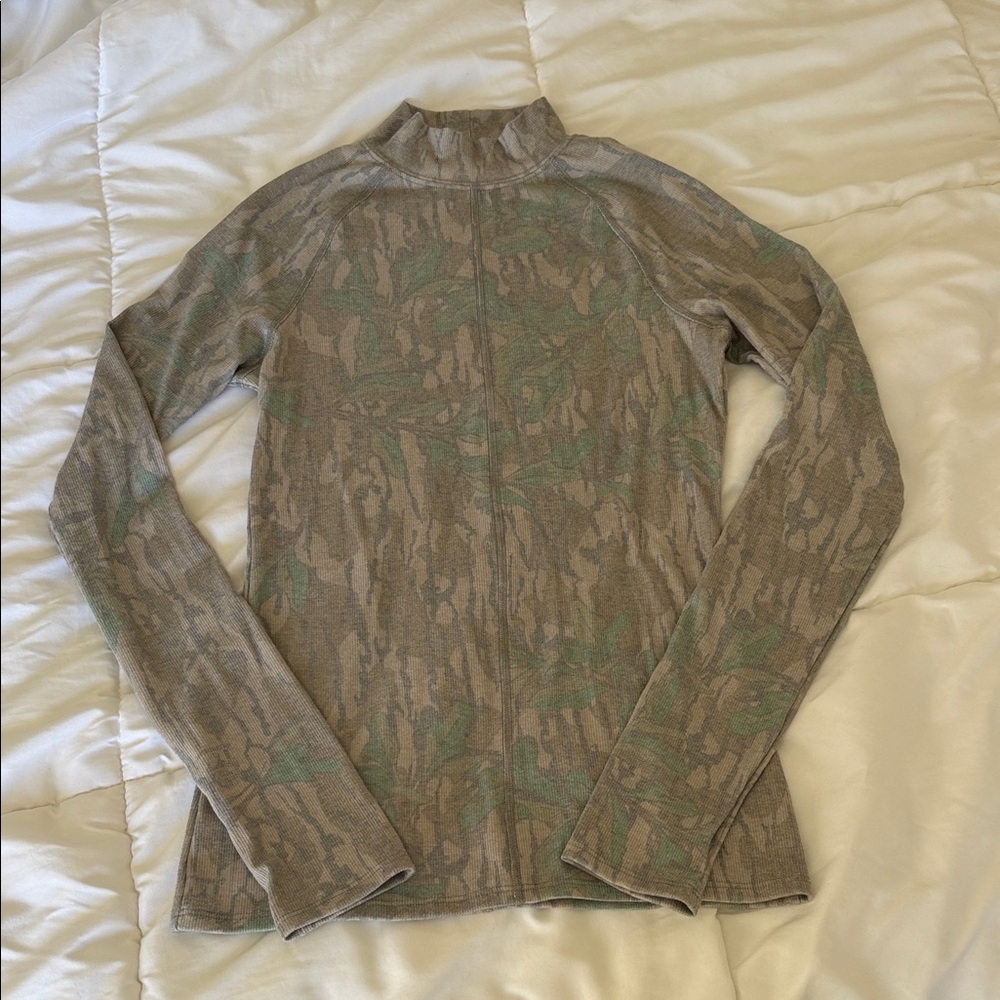 Long-Sleeve Mock Neck Top in Beige Green Camouflage